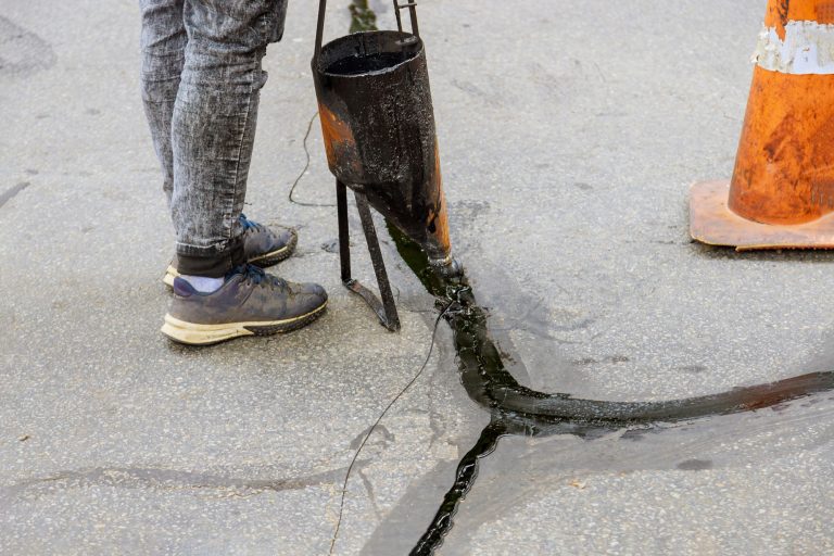 Travaux de réfection • scellement de fissures de la piste