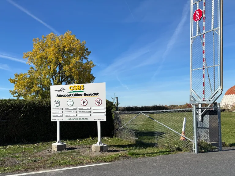 Une nouvelle enseigne d’entrée pour l’aéroport Gilles-Beaudet